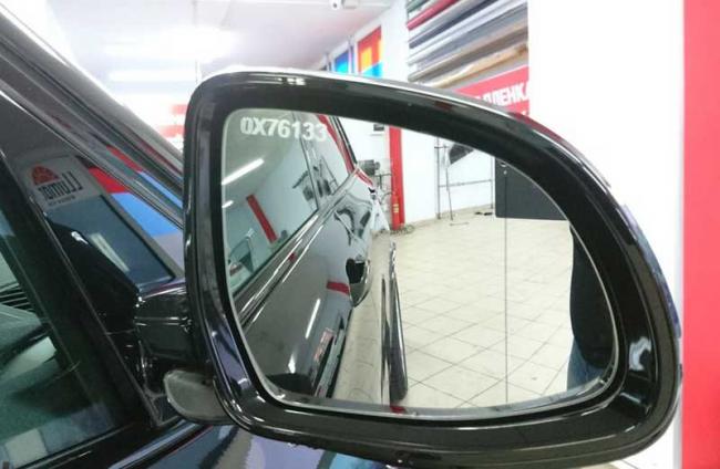 Противоугонная маркировка на боковом зеркале авто Противоугонная маркировка на зеркале авто