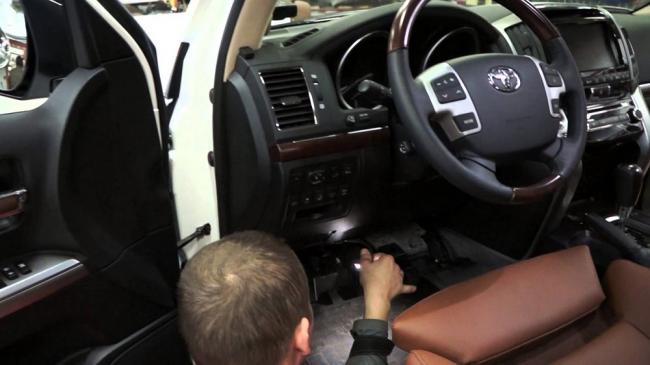 Процесс установки подсветки ног в машине Процесс установки подсветки ног в машине