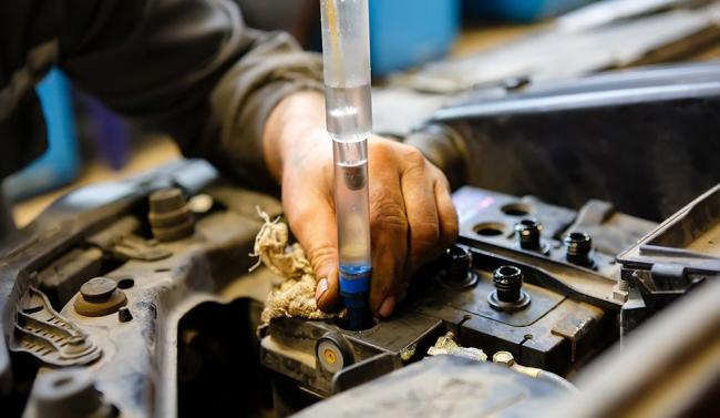 Как проверить уровень электролита в автомобильном аккумуляторе Как проверить уровень электролита в автомобильном аккумуляторе