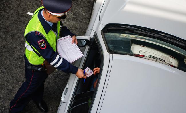 Проверка документов сотрудником ГИБДД Проверка документов сотрудником ГИБДД