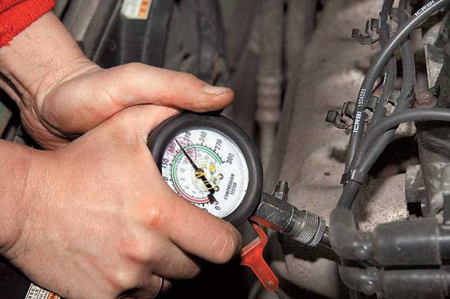 Проверка компрессии двигателя Проверка компрессии двигателя