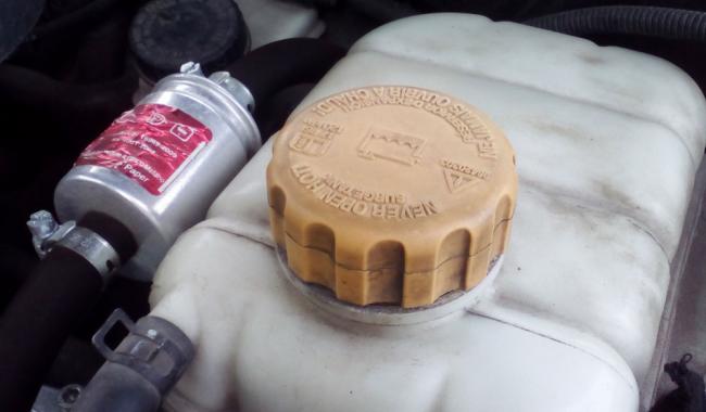 Проверка крышки расширительного бачка автомобиля Проверка крышки расширительного бачка автомобиля