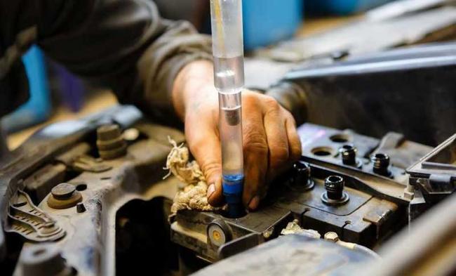 Замер уровня электролита в аккумуляторе Проверка уровня электролита в аккумуляторе