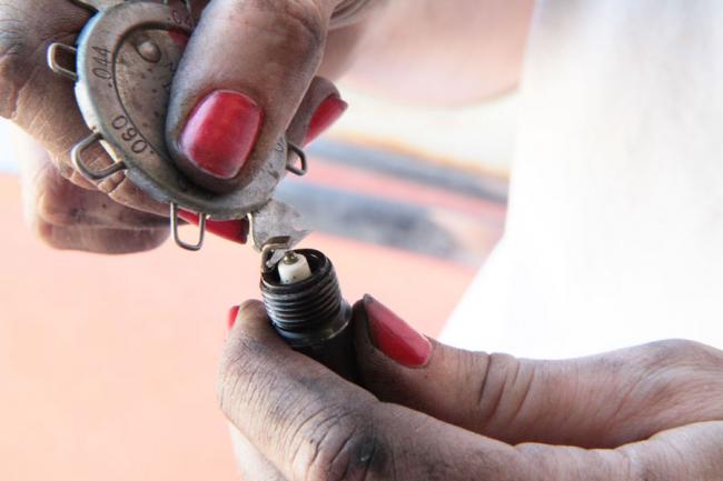 Проверка зазора свечей зажигания Проверка зазора свечей зажигания