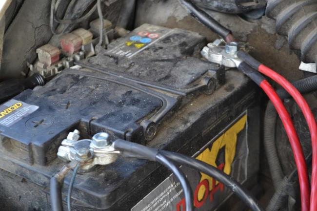 Провода на клеммах АКБ Провода на клеммах АКБ