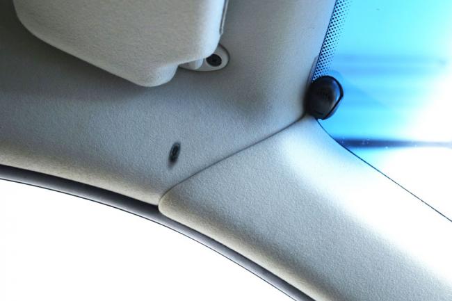 Прожог на потолке автомобиля Прожог на потолке автомобиля