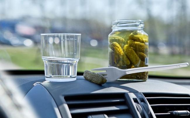 Распитие спиртных напитков в стоящем автомобиле Распитие спиртных напитков в припаркованной машине