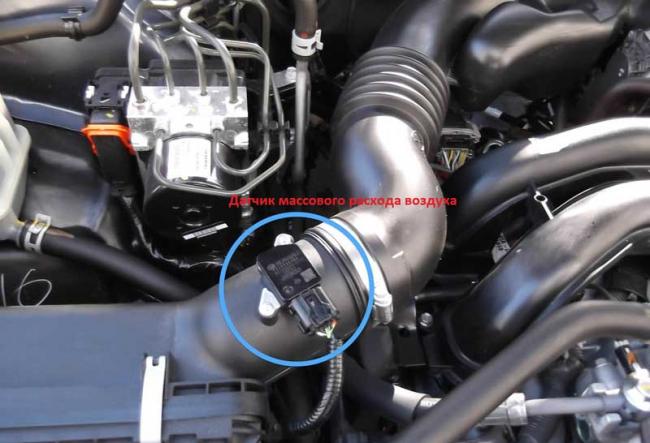 Новый датчик массового расхода воздуха Расположение датчика массового расхода воздуха