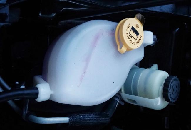 Расширительный бачок автомобиля Расширительный бачок автомобиля