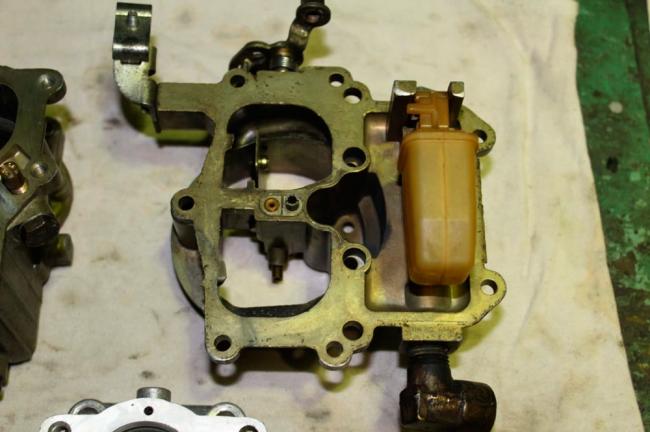 Разобранная поплавковая камера карбюратора разбирается поплавковая камера