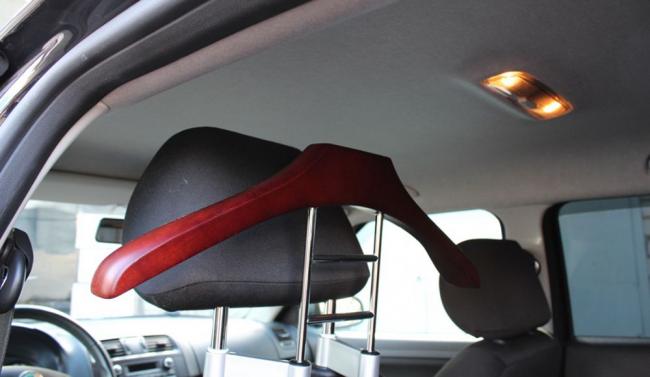 Разновидности вешалок для одежды в автомобиль Разновидности вешалок для одежды в автомобиль