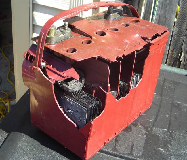 Разрыв корпуса аккумулятора Разрыв корпуса