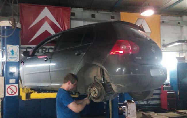 Регулировка ручника автомобиля в ремонтной мастерской Регулировка ручника автомобиля