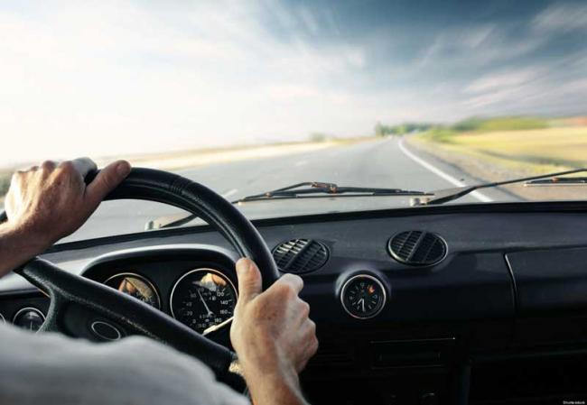 Человек за рулем легкового автомобиля Водитель за рулем