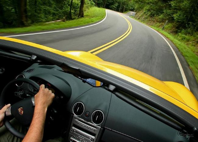 Авто на дороге За рулем авто