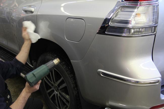 Огрев подкрылок с помощью обычного бытового фена с помощью обычного бытового фена