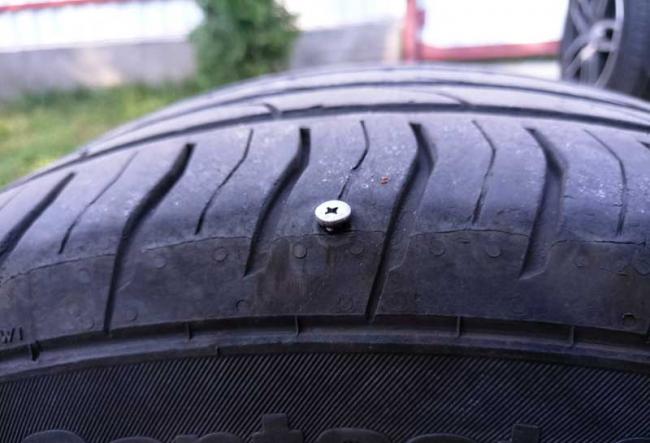 Застрявший в колесе саморез Саморез в колесе