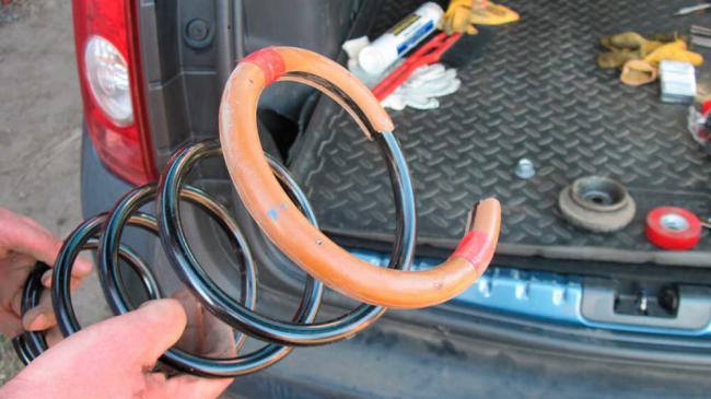 Пример, как выглядит шланг на пружине Шланг на пружине