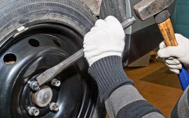 Способ снятия колпачков с колеса Способ снятия колпачков с колеса