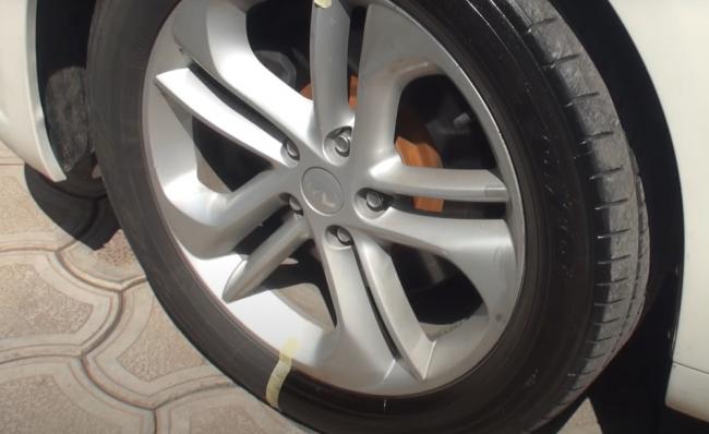 Сравнение шины до и после использования чернителя Половину шины обработали чернителем