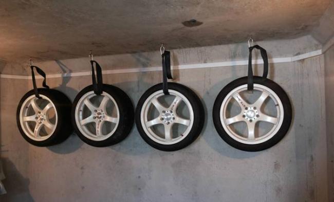 Хранение шин с дисками в подвешенном состоянии Шины на крюках