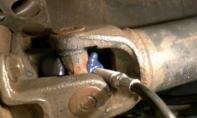 Процесс шприцевания крестовин кардана Шприцевание крестовин кардана