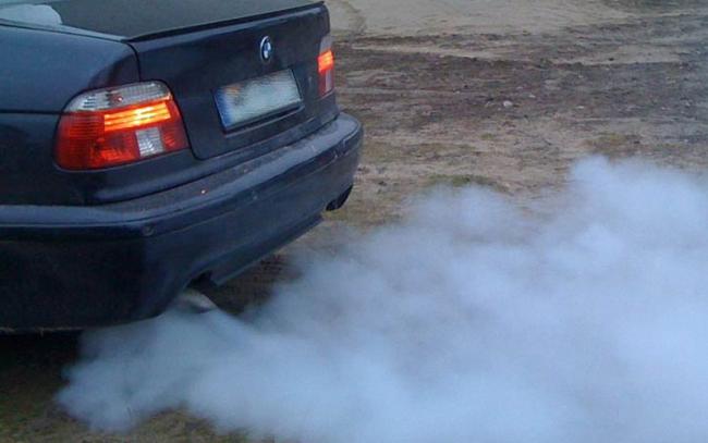 Дым синего цвета из выхлопной трубы автомобиля Синий дым из выхлопной трубы