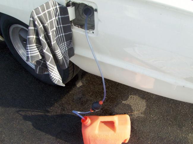 Слив бензина через шланг Слив бензина через шланг
