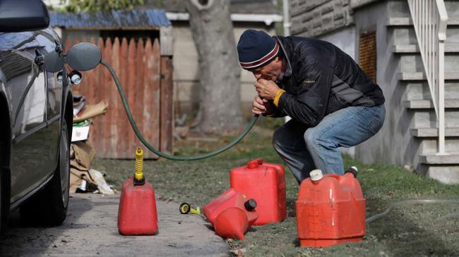 Слив горючего с машины Слив горючего с машины