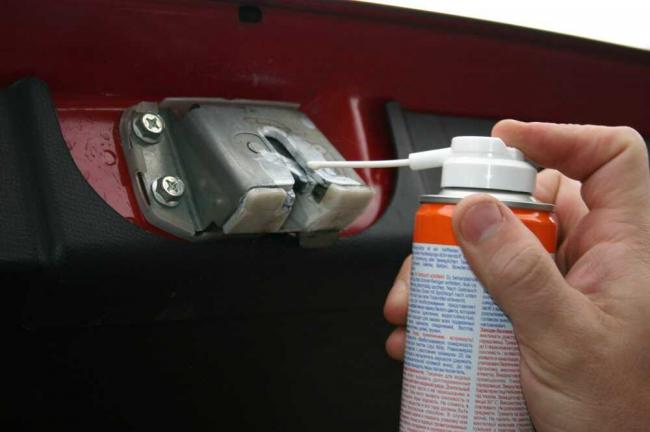 Смазывание замка багажника для лучшей работы Смазка для замков автомобиля