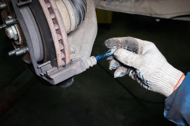 Смазывать тормозные суппорты Смазывать тормозные суппорты