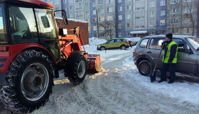 Припаркованные автомобили не дают работать снегоуборочной технике Снегоуборочная техника и автомобили