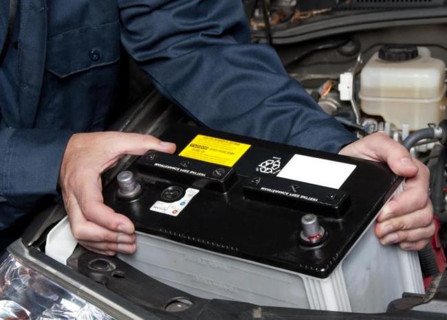 Снимать аккумулятор машины Снимать аккумулятор машины