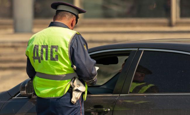 Сотрудник ДПС останавливает за нарушение Сотрудник ДПС останавливает за нарушение