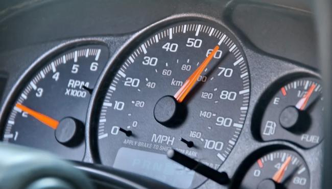 Автомобиль движется со скоростью 60 км/ч Спидометр автомобиля