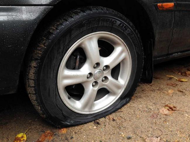 Спустило колесо автомобиля Спустило колесо автомобиля