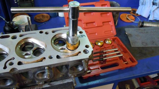 Вытаскивание седла клапана методом стачивания Фреза для стачивания седел клапанов