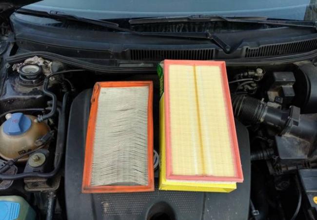 Замена воздушного фильтра в машине Старый и новый воздушные фильтры автомобиля