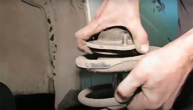 Извлечение передней стойки из-под крыла Стойка из авто