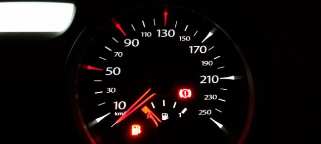 Стрелка уровня топлива в автомобиле авто стрелка указывает, что топлива нет