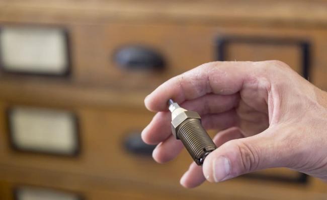 Первая свеча зажигания Bosch Свеча зажигания в руке