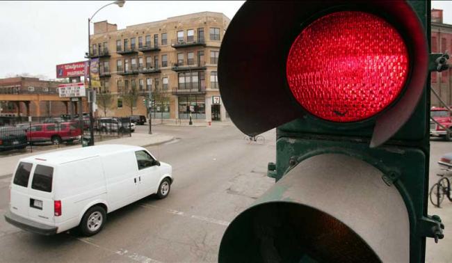 Остановка автомобиля перед светофором Автомобиль стоит у светофора