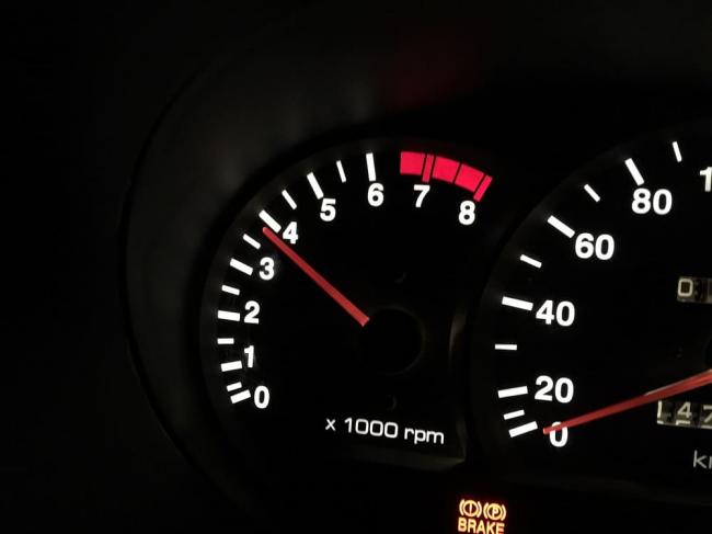 Тахометр показывает около 4000 оборотов Тахометр в автомобиле