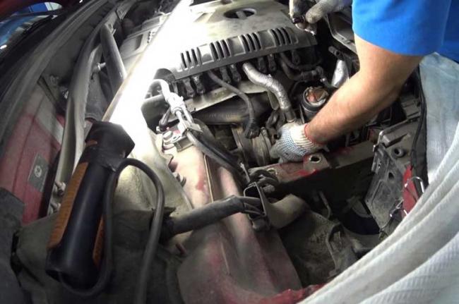 Автомобиль с двигателем TFSI на техобслуживании Техобслуживание двигателя TFSI