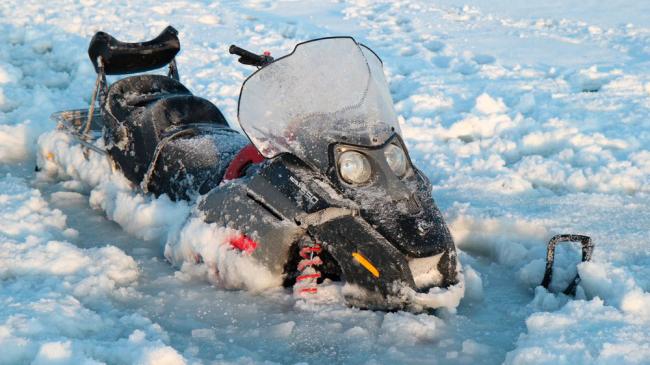 Тонущий снегоход в рыхлом льду Тонущий снегоход
