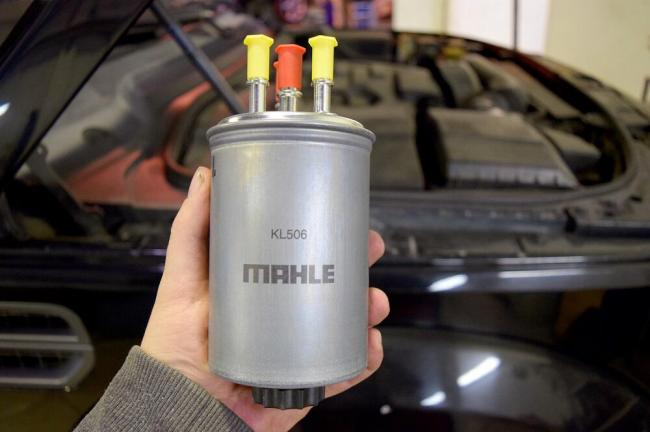 Новый фильтр для топлива Топливный фильтр машины в руках у человека