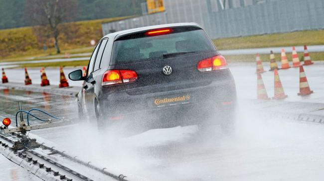 Торможение на мокрой дороге Торможение на мокрой дороге