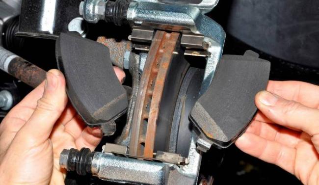 Замена тормозных колодок в автомобиле Тормозные колодки в авто