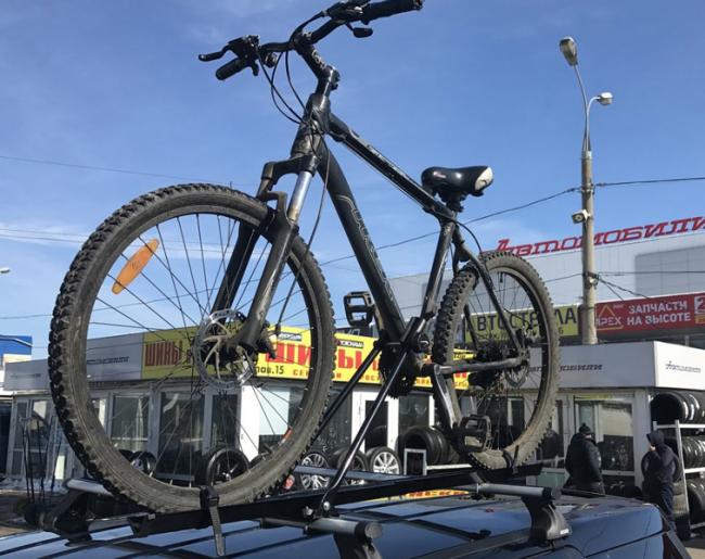 Транспортировка велосипеда на крыше авто Транспортировка велосипеда на крыше авто