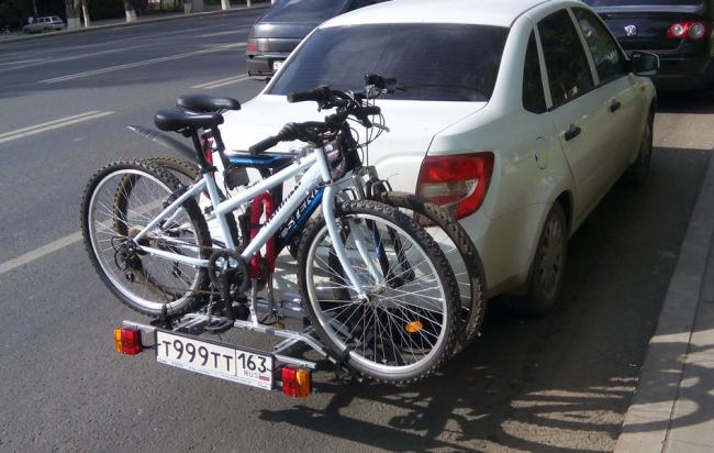 Транспортировка велосипеда на задней двери Транспортировка велосипеда на задней двери
